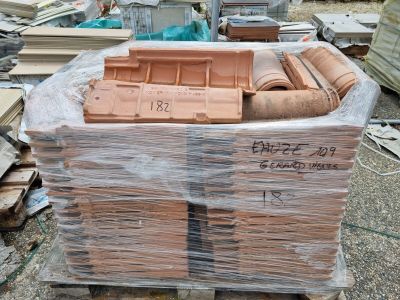 un gros tas de briques posé sur une palette