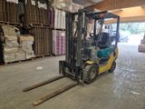 un chariot élévateur dans un entrepôt rempli de cartons