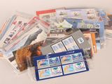 une pile de timbres et de cartes postales posée sur une table