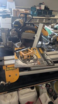 une machine posée sur une table