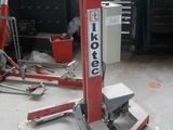 une photo d'une machine rouge qui se trouve dans un garage