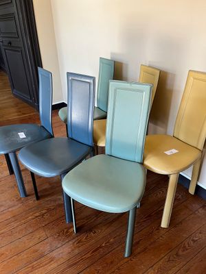 - Suite de 6 chaises en simili cuir vert, jaune ou gris, mod…