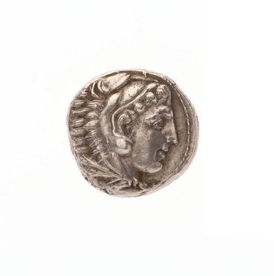gros plan d'une pièce d'argent avec un visage dessus