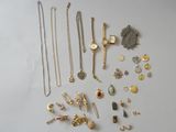 plusieurs types de bijoux sont présentés sur une surface blanche