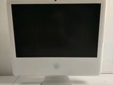 un ordinateur de bureau Apple posé sur un bureau blanc