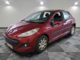 la photo d'une voiture rouge garée dans un garage