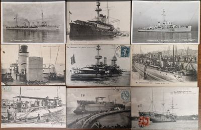 plusieurs vieilles photos en noir et blanc de bateaux sur une table en bois