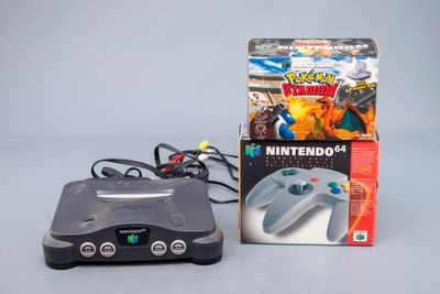 une console Nintendo 64 à côté d'une boîte de jeux Nintendo 64