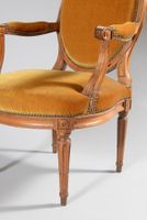 Fauteuil à dossier médaillon en noyer mouluré reposant sur d… (photo 2)