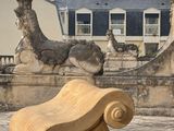 un banc en pierre situé devant un bâtiment