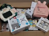 une boîte remplie d'articles pour bébé posée par terre