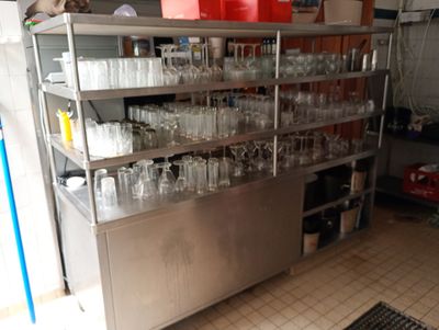 de nombreux verres sur les étagères de la cuisine
