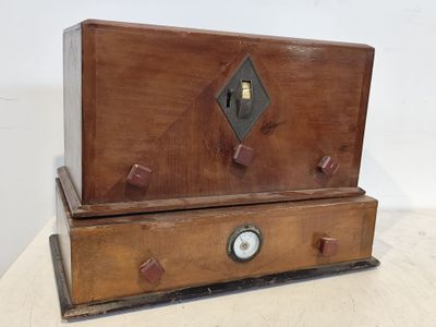 une boîte en bois surmontée d'une horloge
