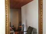 un miroir posé sur une commode dans une pièce