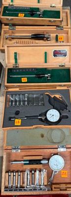 de nombreux outils de toutes sortes dans une boîte en bois