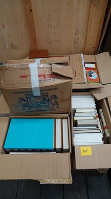 Réparti dans de nombreux cartons, ensemble de livres moderne…