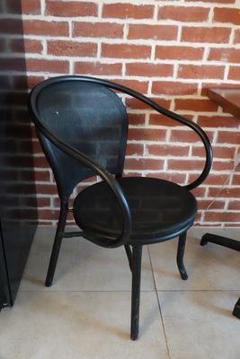 a black chair and a black table in a room