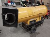 une machine jaune qui se trouve dans un garage