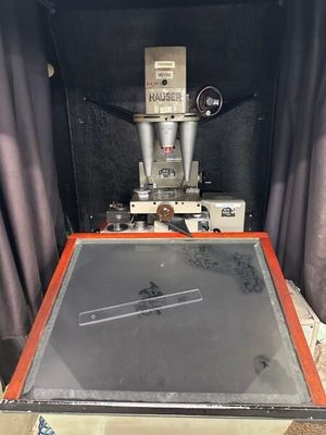 une machine posée sur une table dans une pièce