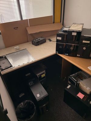 un bureau sur lequel se trouvent de nombreuses boîtes
