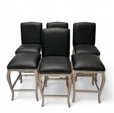 Un lot composé de (4) tabourets hauts recouverts de faux cui…