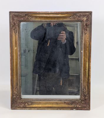 un homme se prenant en photo dans un miroir