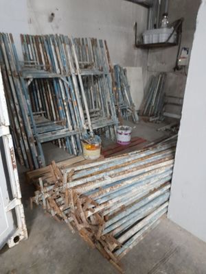 Lot d'éléments d'échafaudage comprenant : 73 échelles, 12 ½ … - Photo 1