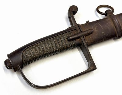 une arme très ancienne exposée sur la table