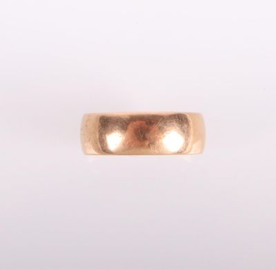 gros plan d'une bague en or sur fond blanc