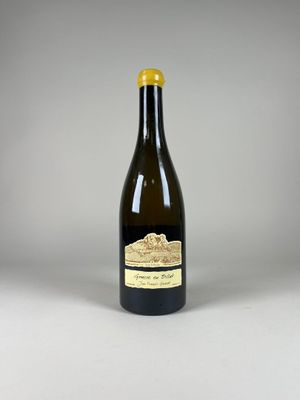 une bouteille de vin posée sur une table