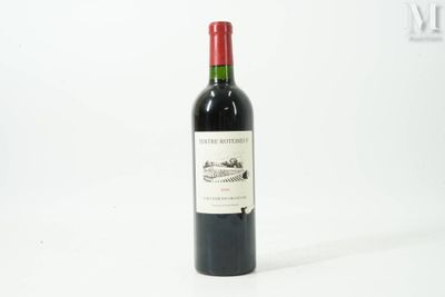 une bouteille de vin posée sur une table