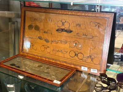 une table en verre sur laquelle est posée une boîte en bois