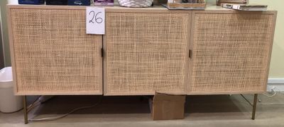 une armoire sur laquelle figure un numéro, dans une pièce