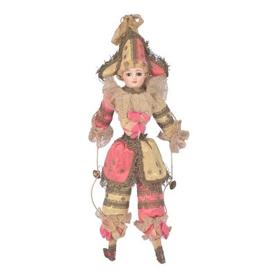 une image représentant une poupée vêtue d'une tenue rose et coiffée d'un chapeau marron