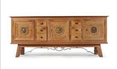 une photo d'un buffet en bois comportant quatre tiroirs et une porte