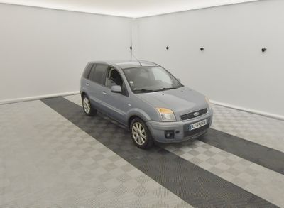 une image d'une voiture garée dans un garage