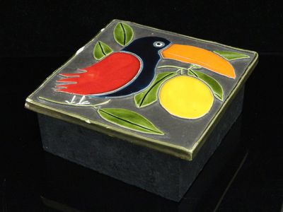 une petite boîte sur laquelle sont représentés un oiseau et un citron
