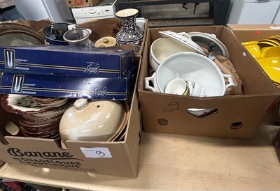 deux boîtes contenant des objets divers, posées sur le plan de travail de la cuisine