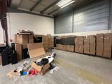 une pièce avec beaucoup de cartons et des cartons sur le sol