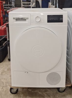 une machine à laver et un sèche-linge dans une pièce