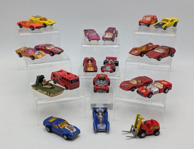 de nombreuses petites voitures exposées
