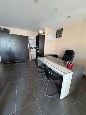 un bureau avec deux chaises et une armoire dans la pièce