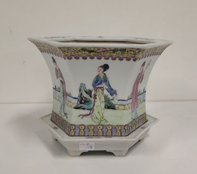 un vase orné d'une femme, posé sur un socle