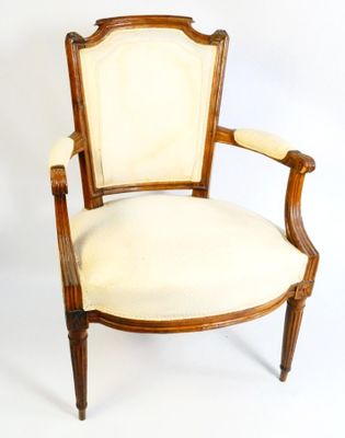 l'image d'une chaise en bois avec une assise rembourrée de couleur beige