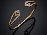 un bracelet manchette en or serti de diamants sur fond noir