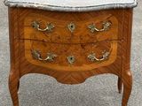 une commode avec un plateau en marbre posée sur un piètement en bois
