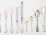 beaucoup de cuillères et de fourchettes en argent sur la table