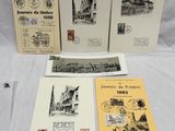 quatre cartes postales de types et de motifs différents posées sur une table