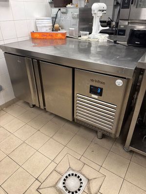 un plan de travail en acier inoxydable dans une cuisine commerciale