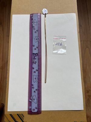 une photo montrant une feuille de papier et une règle posées sur une table